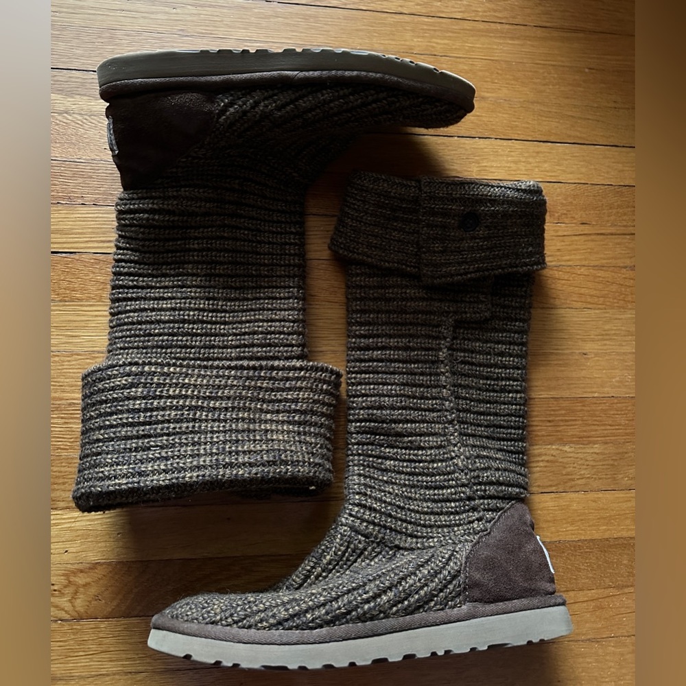 Ugg Classic Cardy Boot in Brown, Size 9